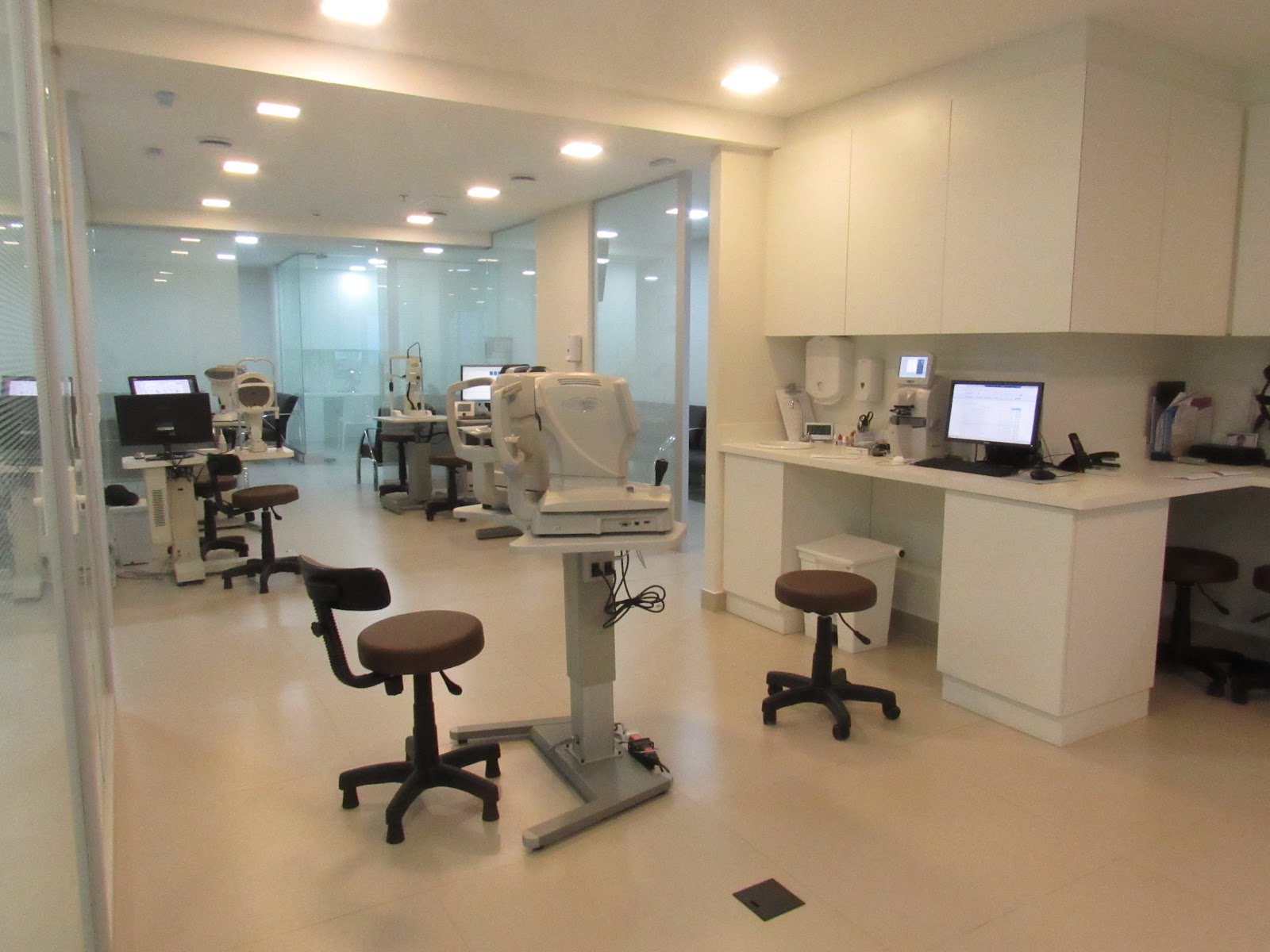 Sala de exames com equipamentos de diagnóstico da HCLOE
