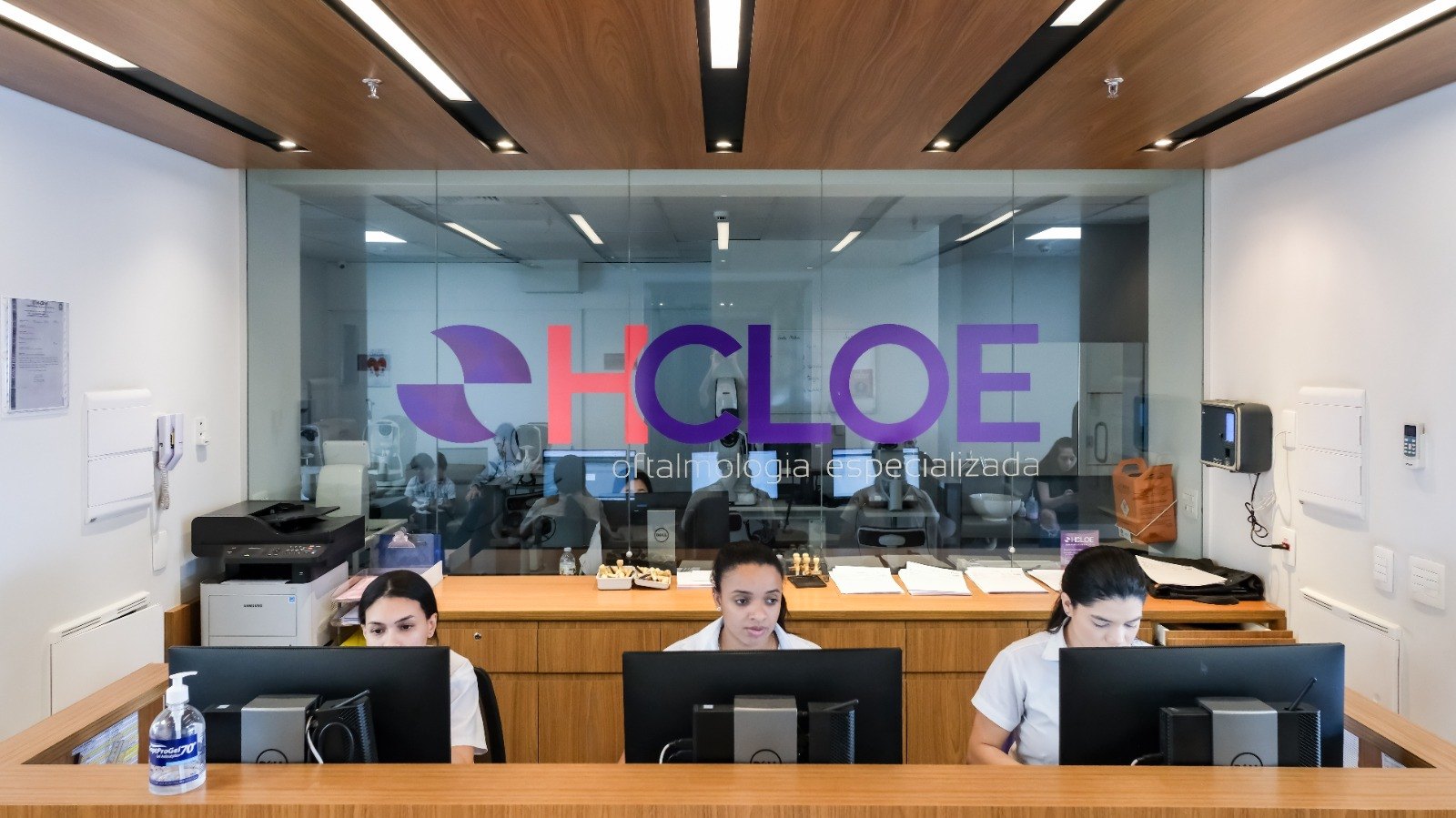 Recepção da HCLOE, com atendentes nos guichês